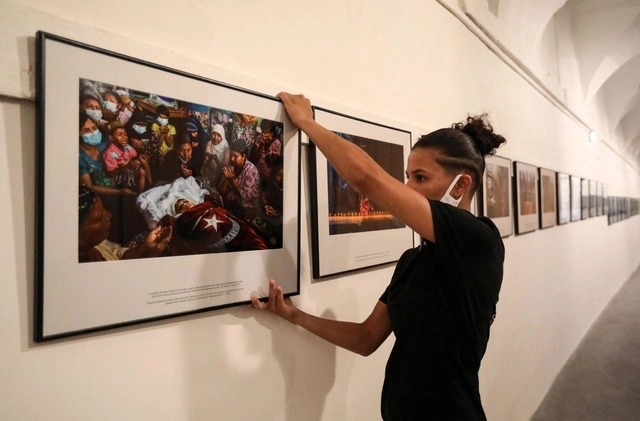 Exposición anónima de un fotógrafo de Birmania, durante el festival de fotoperiodismo "Visa pour l'Image". Foto Afp 