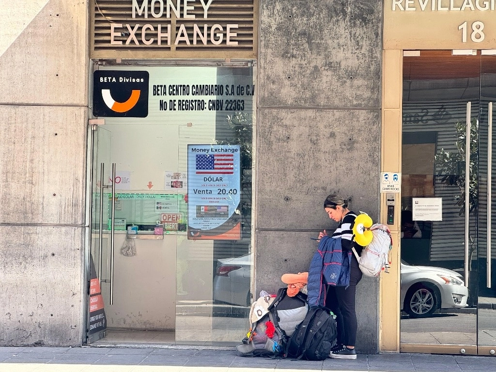 Cotización del dólar en la Ciudad de México. Foto Germán Canseco