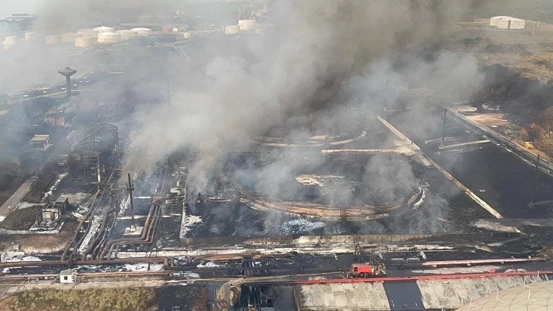 Bomberos declararon “controlada” la conflagración que desde hace cinco días consume cuatro de ocho tanques de la base de almacenamiento de combustibles ubicada en Matanzas, con capacidad de 50 millones de litros cada uno, con saldo de un muerto, 14 desaparecidos y 128 heridos. Foto Europa Press