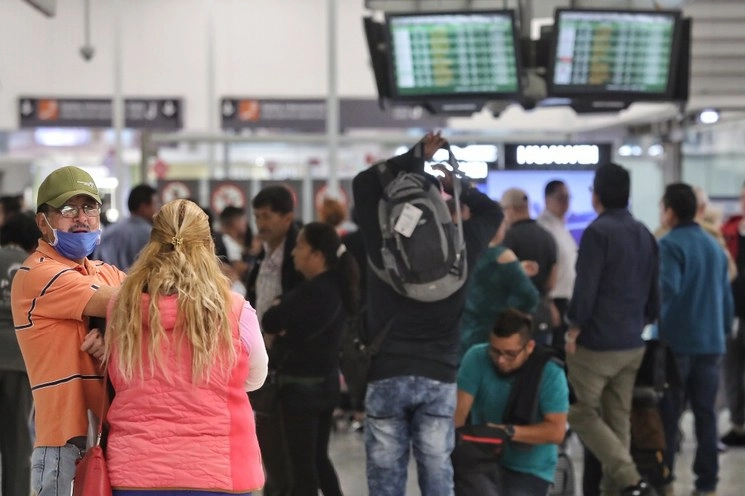 Banxico informó que en enero de este año bajó el ingreso de divisas de turistas internacionales. Foto Marco Peláez