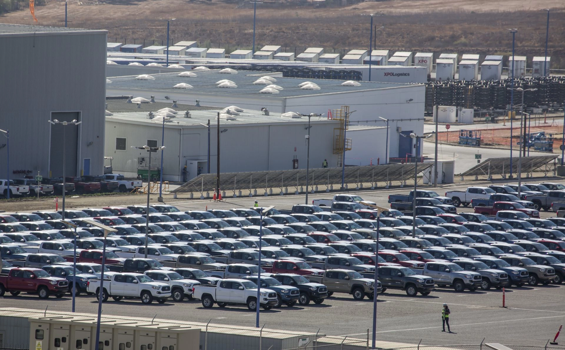 De acuerdo con la empresa de valoración de vehículos Kelley Blue Book, los aranceles de Trump podrían elevar en 3 mil dólares o más el precio promedio de un auto nuevo en EU. En la imagen, autos en la planta de Toyota en Tijuana. 