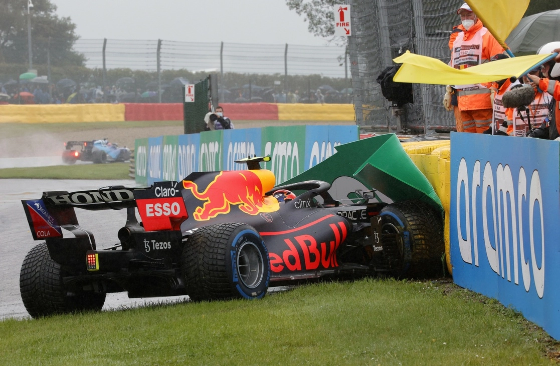 La bandera amarilla de precaución ondea después de que el mexicano Sergio 'Checo' Pérez (Red Bull) se salió de la pista y debió abandonar el Gran Premio de Bélgica, el 29 de agosto de 2021. Foto Ap 