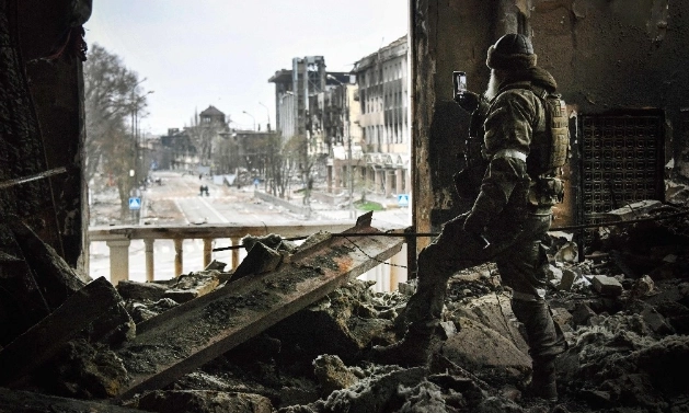 Un soldado patrulla en el teatro de Mariúpol, Ucrania. Foto Afp /Archivo