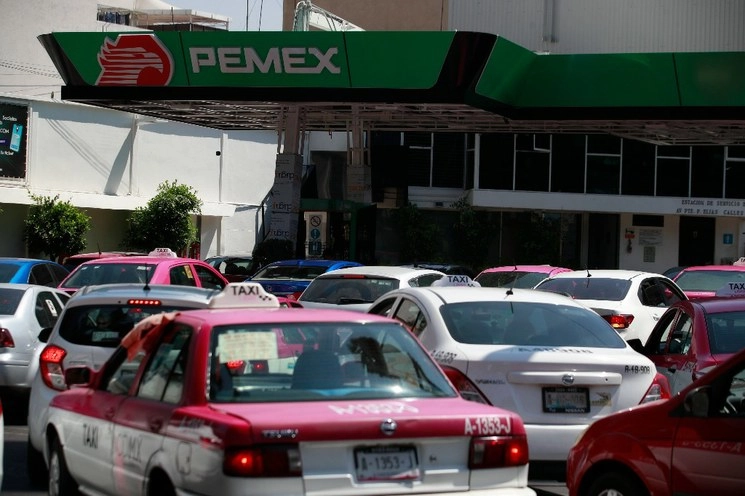 El presidente Andrés Manuel López Obrador aseguró que decidió bajar el precio de la gasolina “para que no se sienta tanto la crisis económica”. Foto Alfredo Domínguez