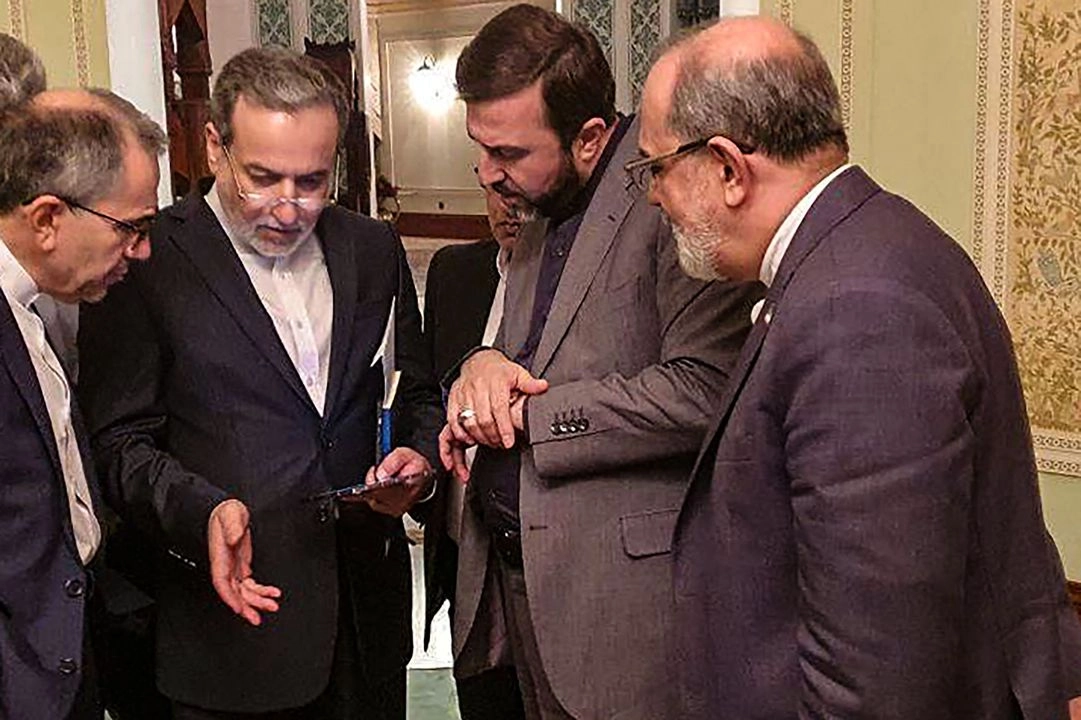 El canciller iraní Abbas Araghchi (segundo a la izquierda) comentó que la primera ronda de negociaciones con Estados Unidos ha sido constructiva y prometedora.