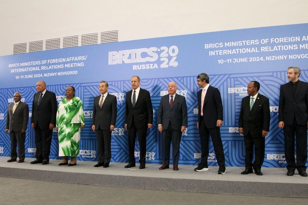 De izquierda a derecha, los ministros de Relaciones Exteriores de India, Dammu Ravi; Egipto, Sameh Shoukry; Sudáfrica, Naledi Pandor; China, Wang Yi; Rusia, Sergey Lavrov; Brasil, Mauro Vieira; Emiratos Árabes Unidos, Abdullah bin Zayed Al Nahyan; Etiopía, Taye Atske Selassie, y el canciller en funciones de Irán, Ali Bagheri Kani, el 10 de junio en Nizhny Novgorod, Rusia. Foto Ap 