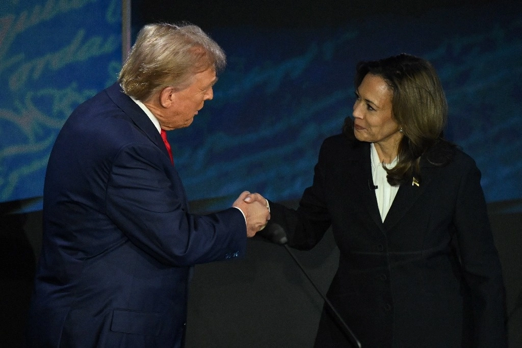 El candidato republicano Donald Trump y la vicepresidenta y aspirante demócrata Kamala Harris antes del debate del 10 de septiembre. Foto Afp