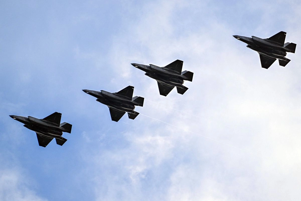 Como parte de la Estrategia de Defensa Nacional, el Pentágono envió buques de guerra y aviones F-35 (en la imagen) al Caribe para frenar el flujo de drogas a EU.