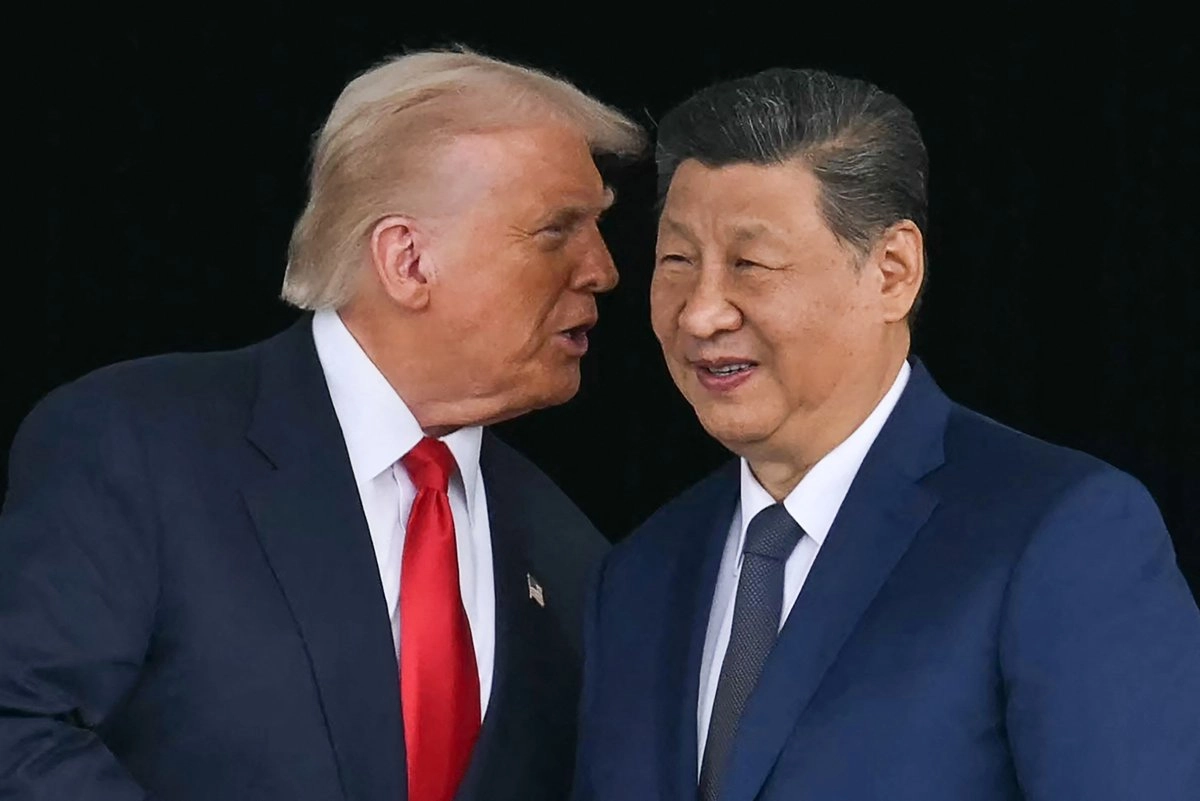 Los presidentes de Estados Unidos, Donald Trump, y China, Xi Jinping, en la base aérea de Gimhae, durante su primera reunión en seis años, el pasado 30 de octubre. Foto
