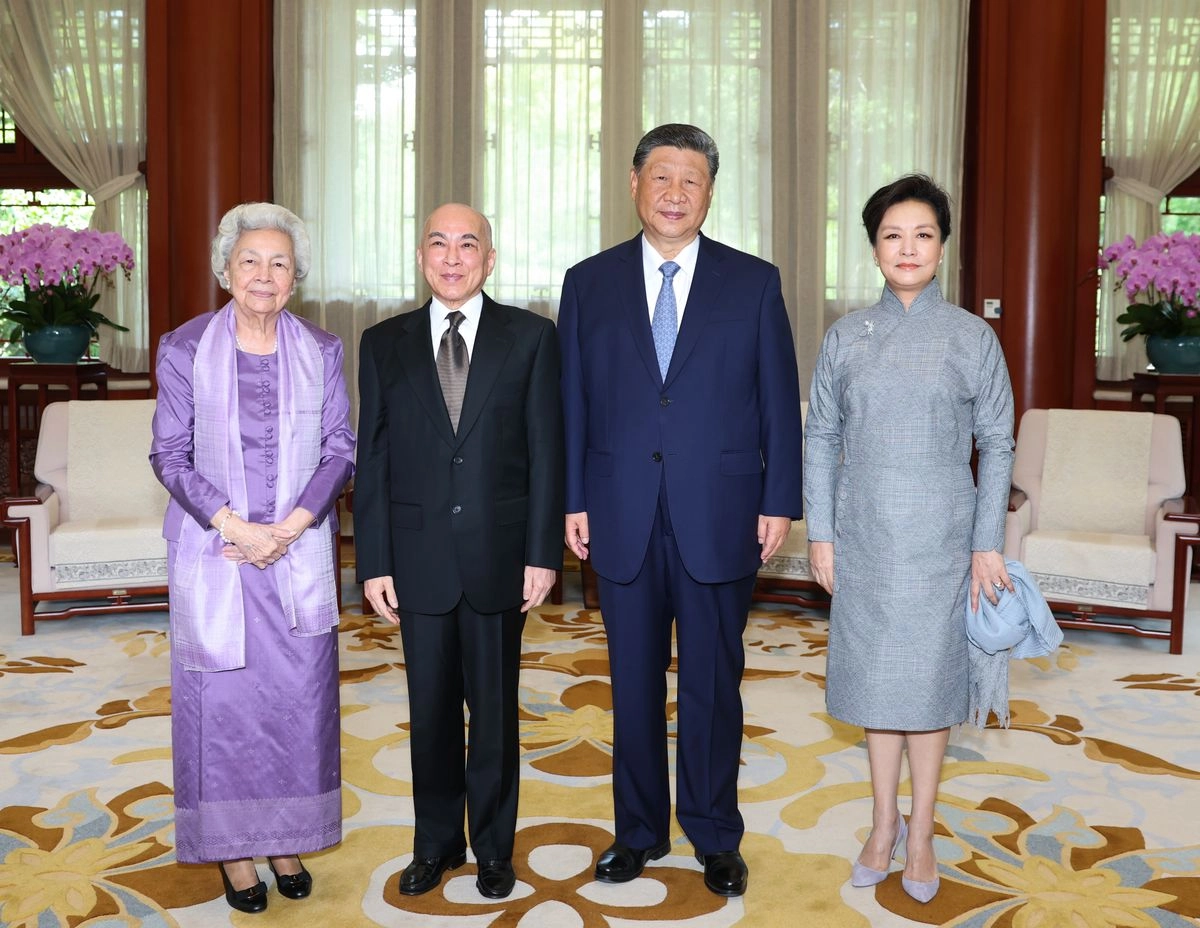 El presidente chino, Xi Jinping (tercero desde la izquierda), y su esposa, Peng Liyuan (junto a él), durante su reunión de ayer con el rey de Camboya, Norodom Sihamoni, y la reina madre, Norodom Monineath Sihanouk, en Zhongnanhai, Pekín. Foto 