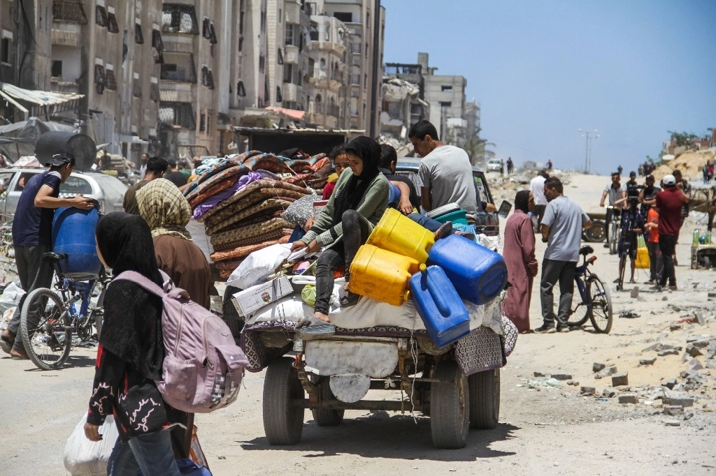 Palestinos que huyen de Jabalia, en el norte de la franja, llegan a la ciudad de Gaza empujados por las continuas incursiones del ejército israelí. Foto Xinhua 