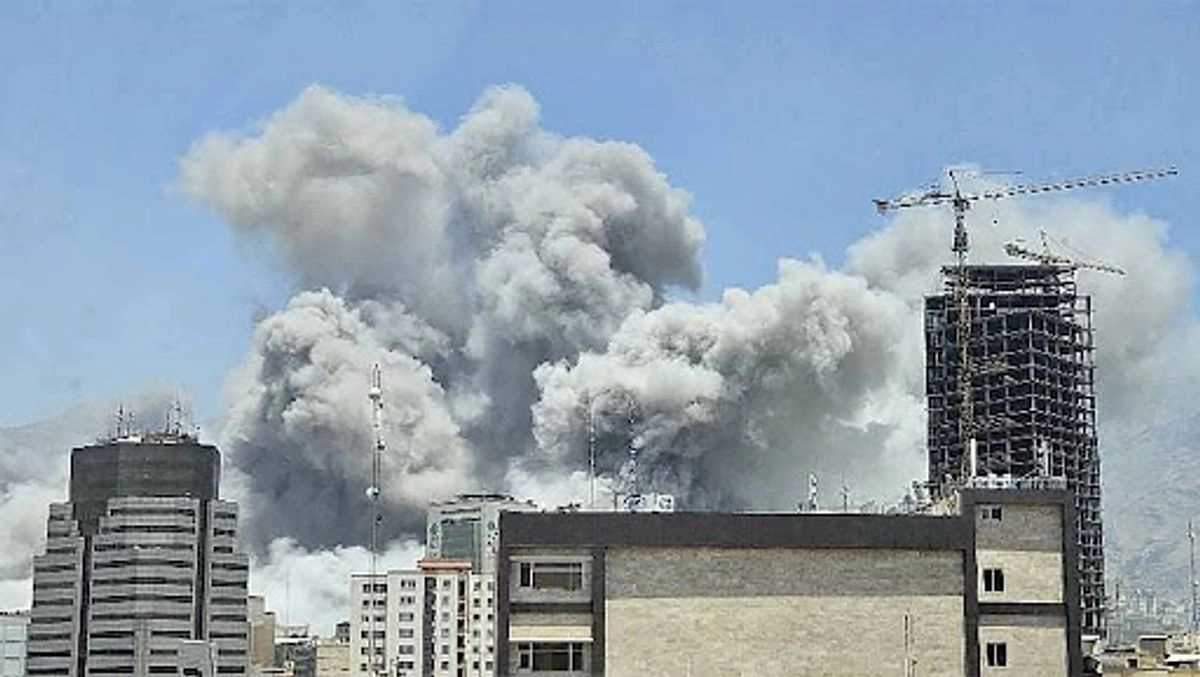Humo sobre Teherán el 23 de junio pasado, cuando Israel aseguró haber atacado las instalaciones de la Guardia Revolucionaria de Irán y la prisión de Evin. 