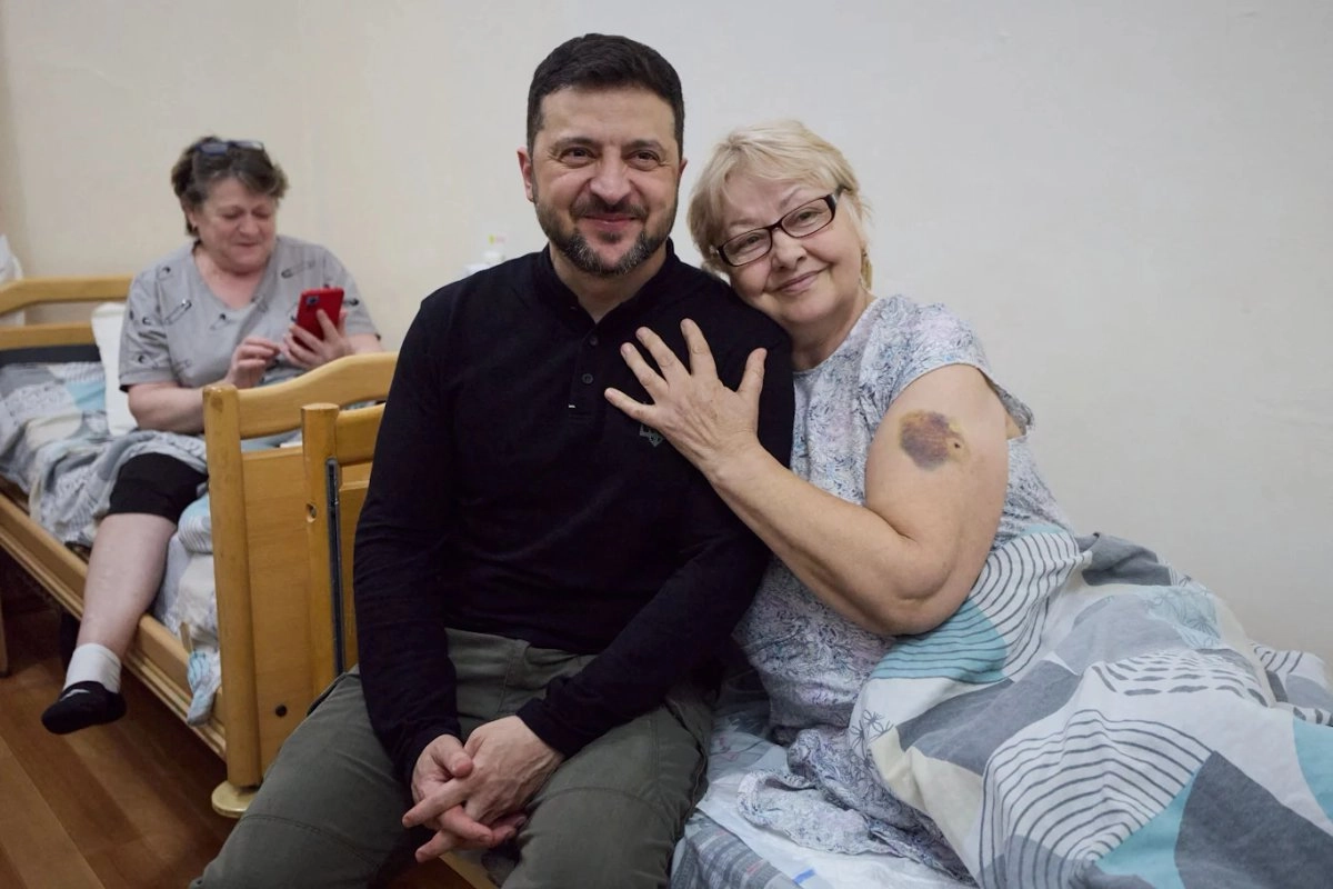En medio de la guerra contra Rusia, el presidente de Ucrania, Volodymir Zelensky, visitó ayer a pacientes en un hospital en Jerson. Foto 