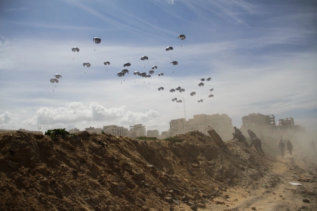Ayer, aviones de la Fuerza Aérea de Estados Unidos lanzaron la quinta entrega de ayuda humanitaria a los palestinos en la ciudad de Gaza. Foto Ap