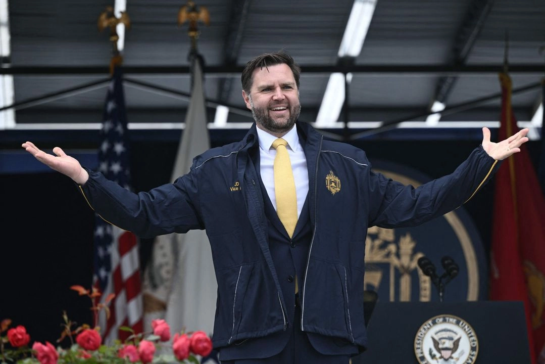 El pasado viernes, el vicepresidente de EU, JD Vance recibió una chaqueta de la Marina tras pronunciar el discurso de graduación de la Academia Naval.