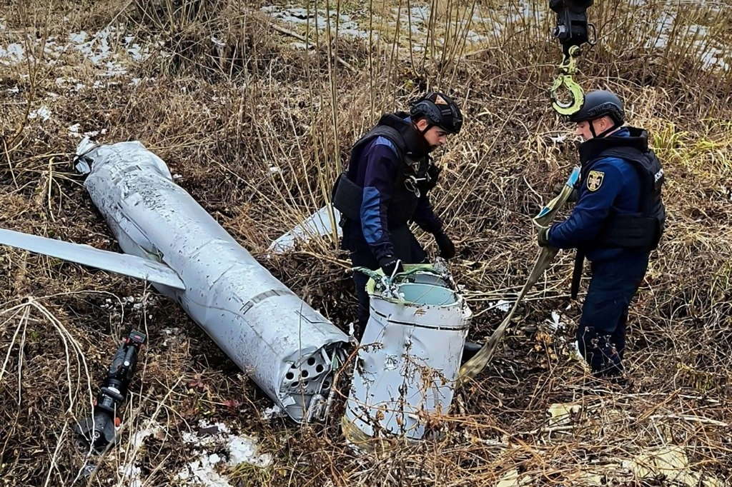 Soldados ucranios recogen los restos de un misil crucero ruso X-55. Foto Afp 