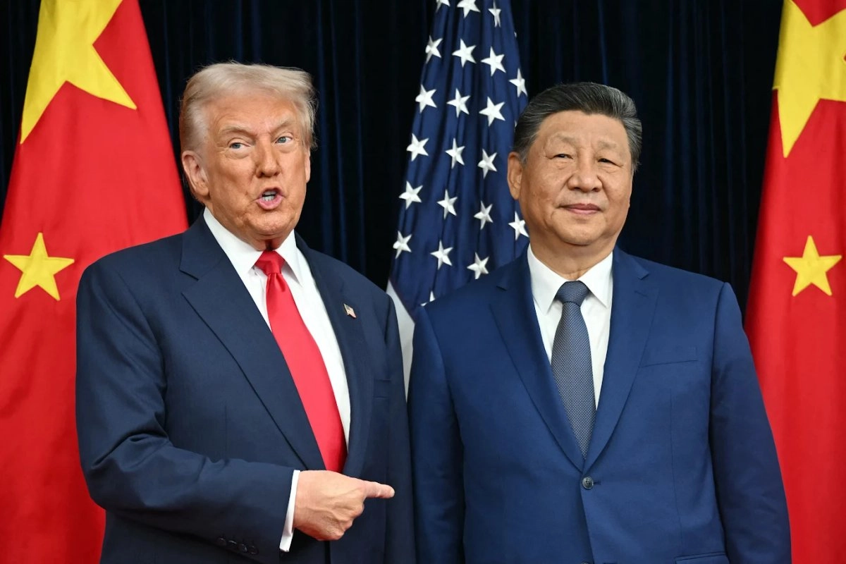 Los presidentes Donald Trump y Xi Jinping, respectivamente, al conversar el pasado 30 de octubre en la base aérea de Gimhae, Corea del Sur. Foto 