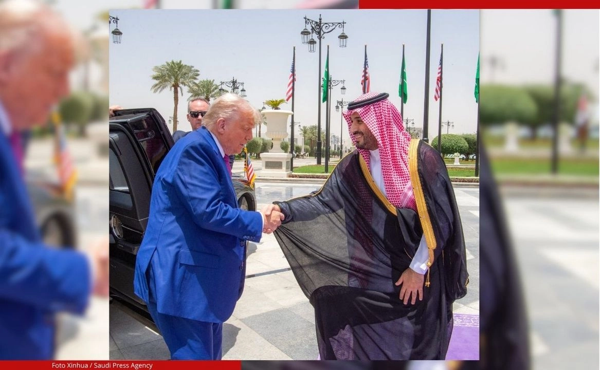 El presidente de EU es recibido en Arabia por el príncipe heredero Mohammed bin Salmán, donde anunció el cese de sanciones contra Siria. Foto 