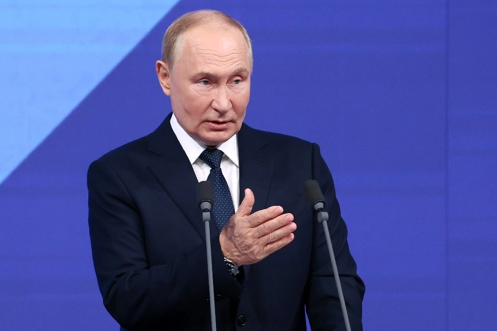 El presidente ruso Vladimir Putin durante la ceremonia de inauguración de las nuevas instalaciones de la infraestructura educativa, cultural y de transporte de Moscú. Foto Ap 
