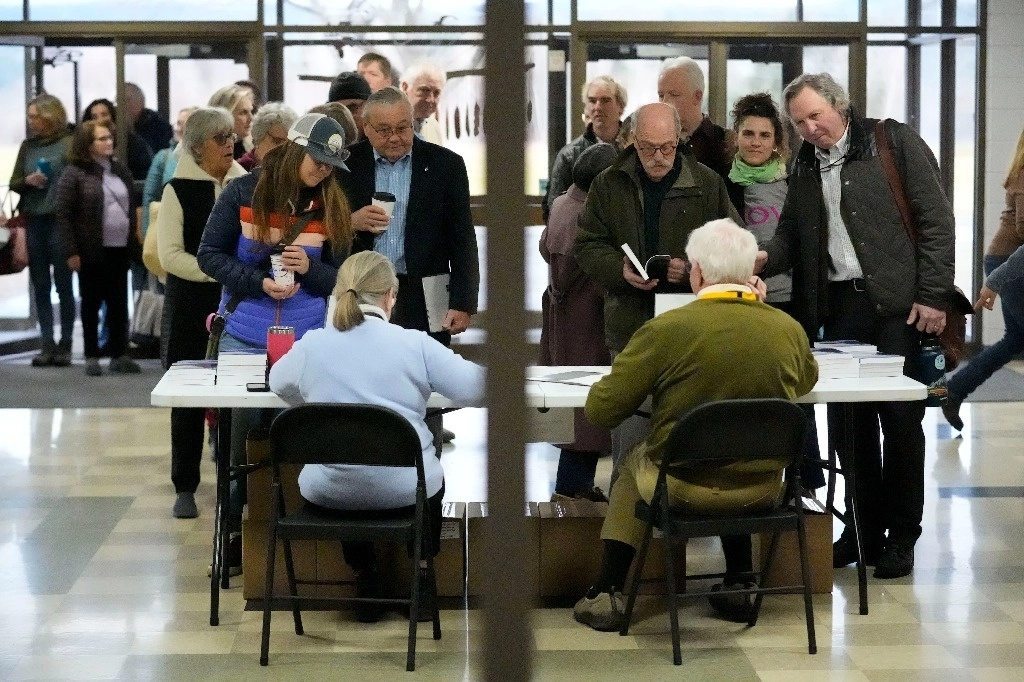 Registro de votantes para las elecciones primarias presidenciales de ayer en Stowe, Vermont. Foto Ap 


