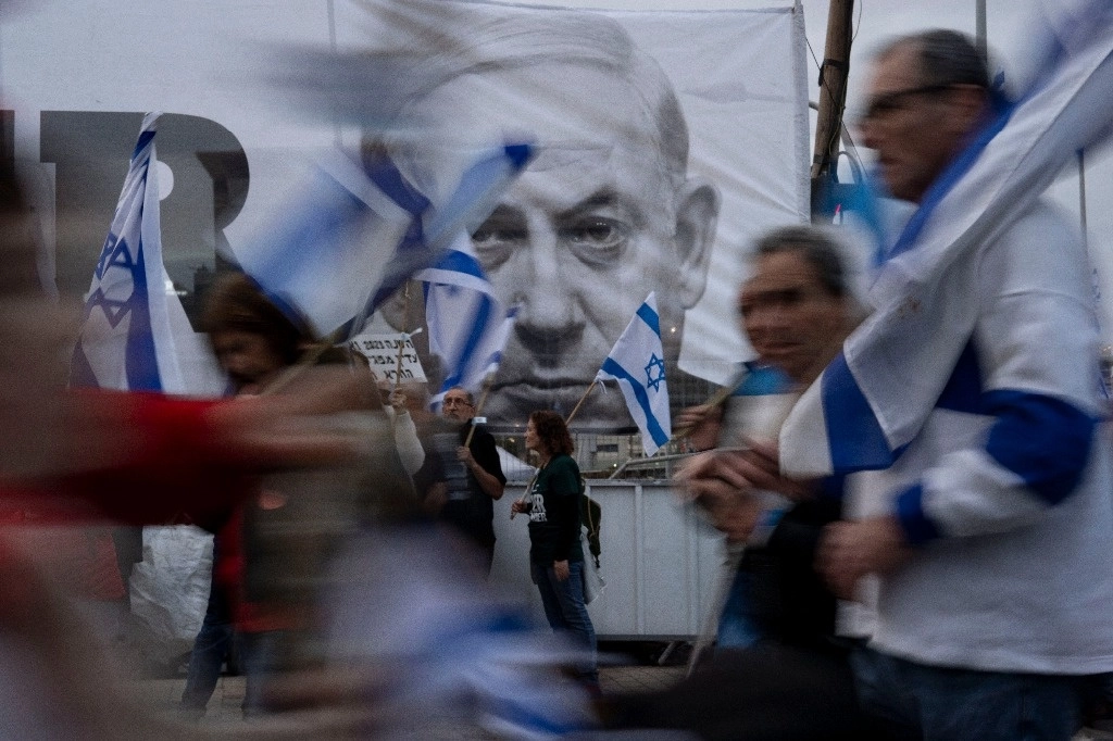 Luego del ataque de Hamas el 7 de octubre, Benjamin Netanyahu increpó a sus servicios de espionaje por no haberlo alertado, para luego retractarse. La imagen es de una protesta contra el gobierno del primer ministro del 25 de marzo. Foto Ap 