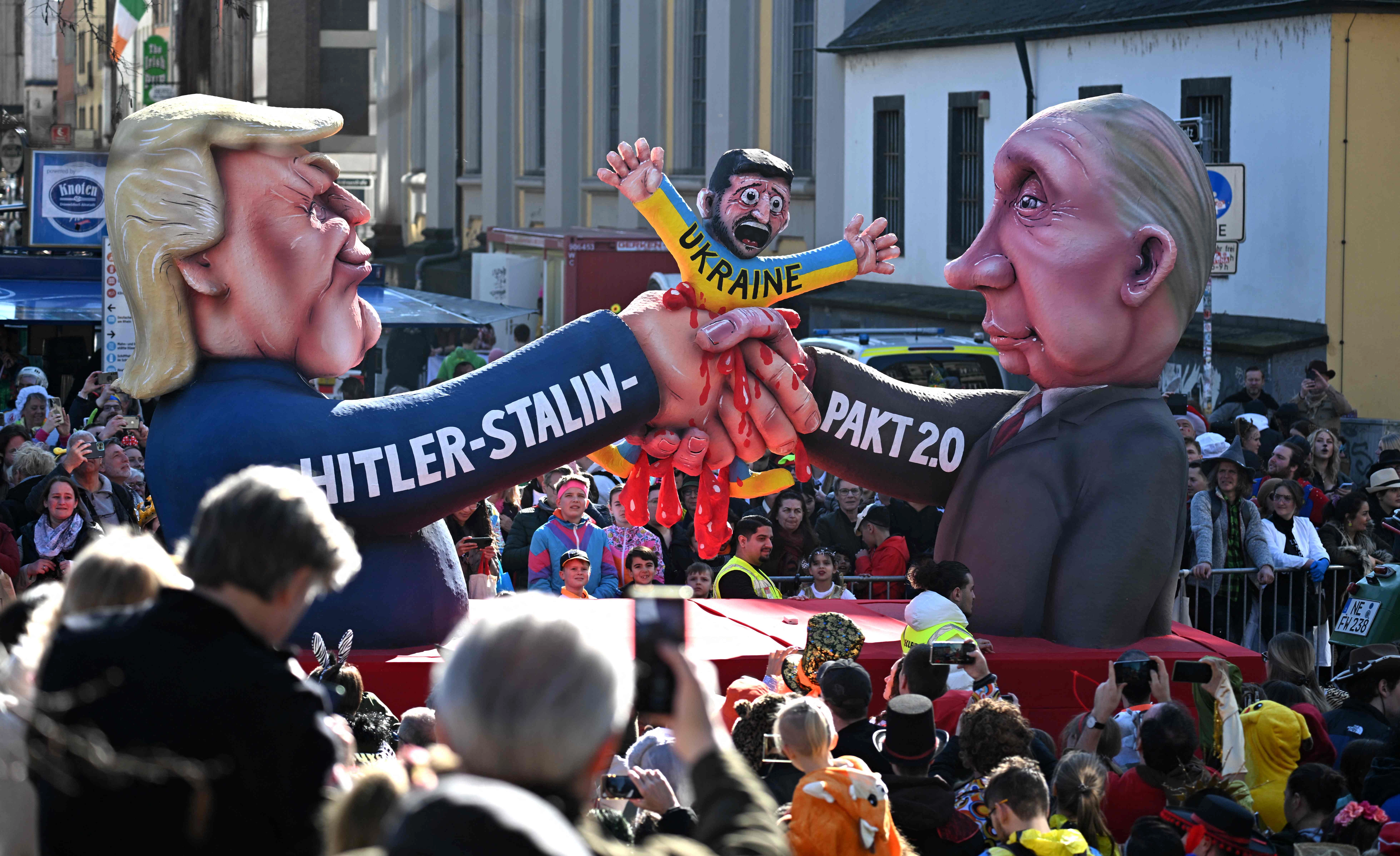 Durante el desfile del Lunes de las Rosas en Alemania se representó a los presidentes de Estados Unidos, Donald Trump, y Rusia, Vladimir Putin, como si fueran Hitler y Stalin, que al sellar un pacto 2.0 aplastan a Volodymir Zelensky, mandatario de Ucrania. Foto 