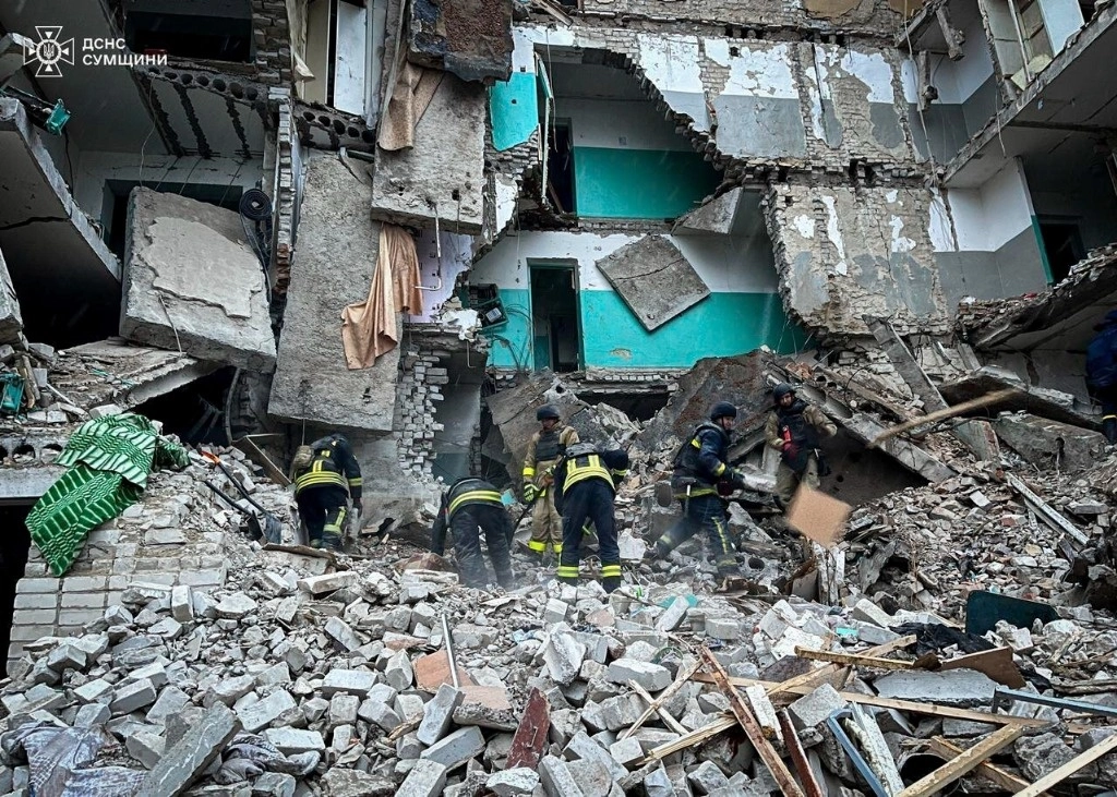 Rescatistas buscan en un edifico destruido por un ataque ruso en Glujov, Ucrania. Foto Ap