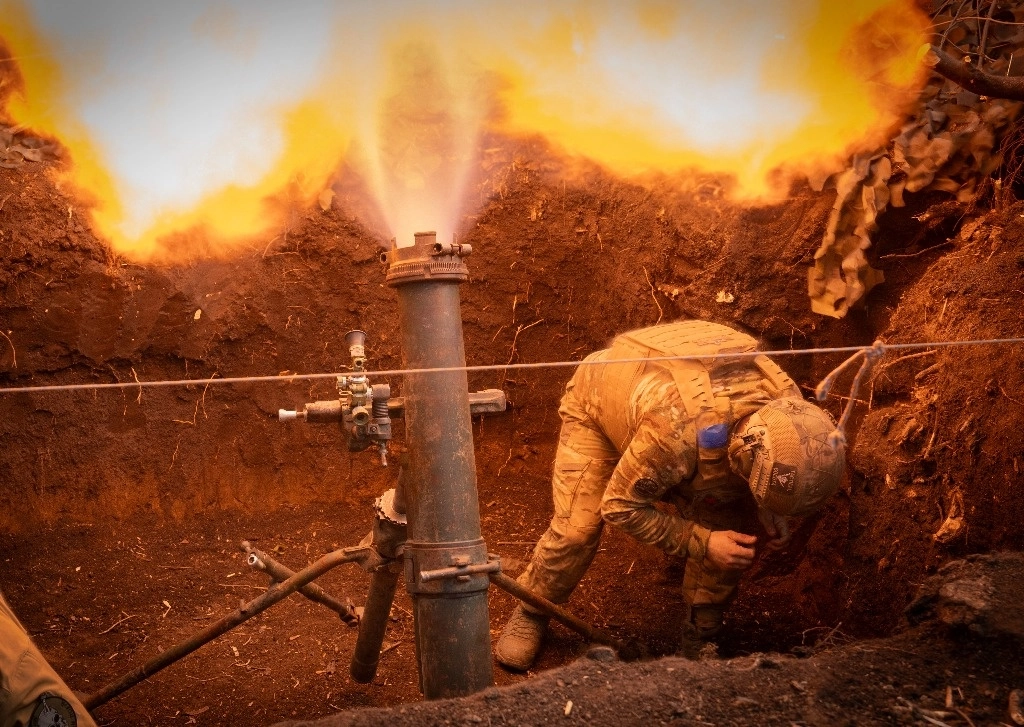 Disparo de motrtero contra fuerzas rusas en la región ucrania de Donetsk, hace 10 días. Foto Ap