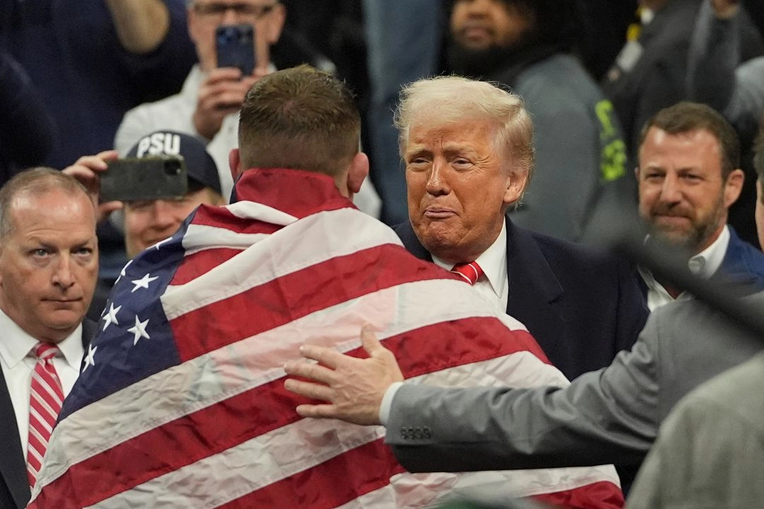 Donald Trump inculpa a Irán por abastecer a los guerrilleros de Ansarolá con misiles hipersónicos. En la imagen, el presidente de Estados Unidos al finalizar un combate de lucha libre, ayer en Filadelfia.