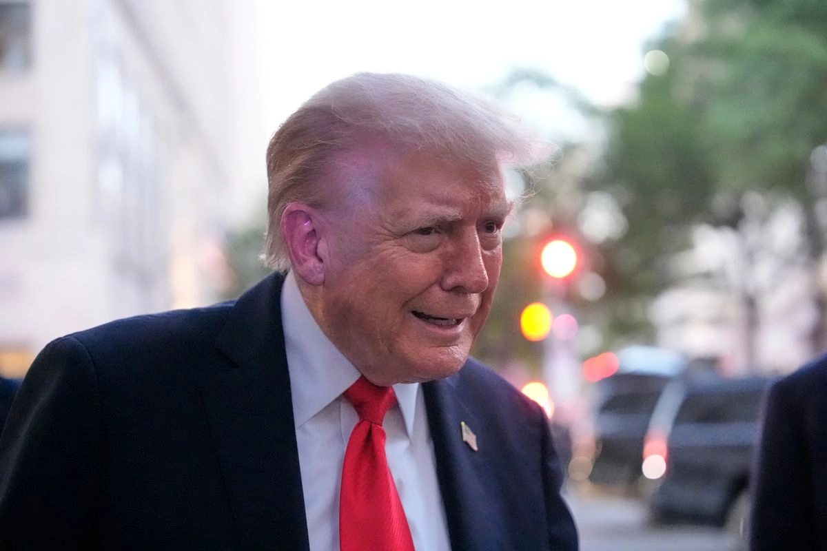 Donald Trump captado ayer al entrar a un restaurante cerca de la Casa Blanca. Foto 