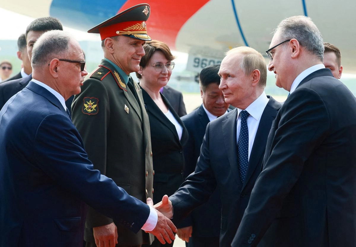 El representante comercial ruso en China, Alexéi Dakhnovsky, recibe a Vladimir Putin, al aterrizar en Tianjin, China, para asistir a la cumbre organizada por Xi Jinping. Foto 
