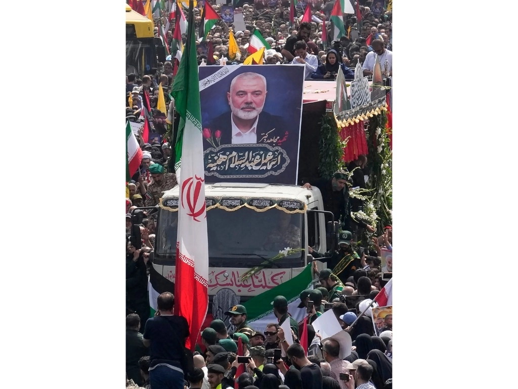 Irán ha enviado señales de que aprobaría el acuerdo de alto el fuego en Gaza en caso de que lo acepte Hamas, cuyo líder, Ismail Haniyeh, fue asesinado el 31 de julio pasado. En la imagen, ceremonia fúnebre en honor a Haniyeh en Teherán. Foto Ap 
