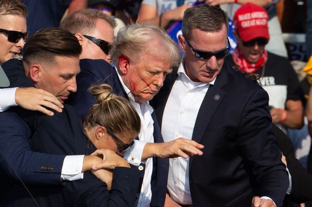 El candidato a la presidencia de EU, Donald Trump, tras el atentado que sufrió en un evento de campaña en Butler, Pensilvania, el pasado 13 de julio. Foto Ap 