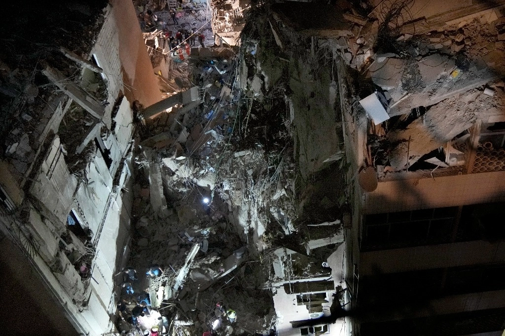 Edificios destruidos ayer por el ataque aéreo israelí en el sur de Beirut, Líbano. Foto Ap