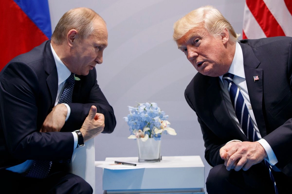 Los presidentes Donald Trump y Vladimir Putin se entrevistaron en la cumbre del G-20 en julio de 2017 en Hamburgo, Alemania. Foto 