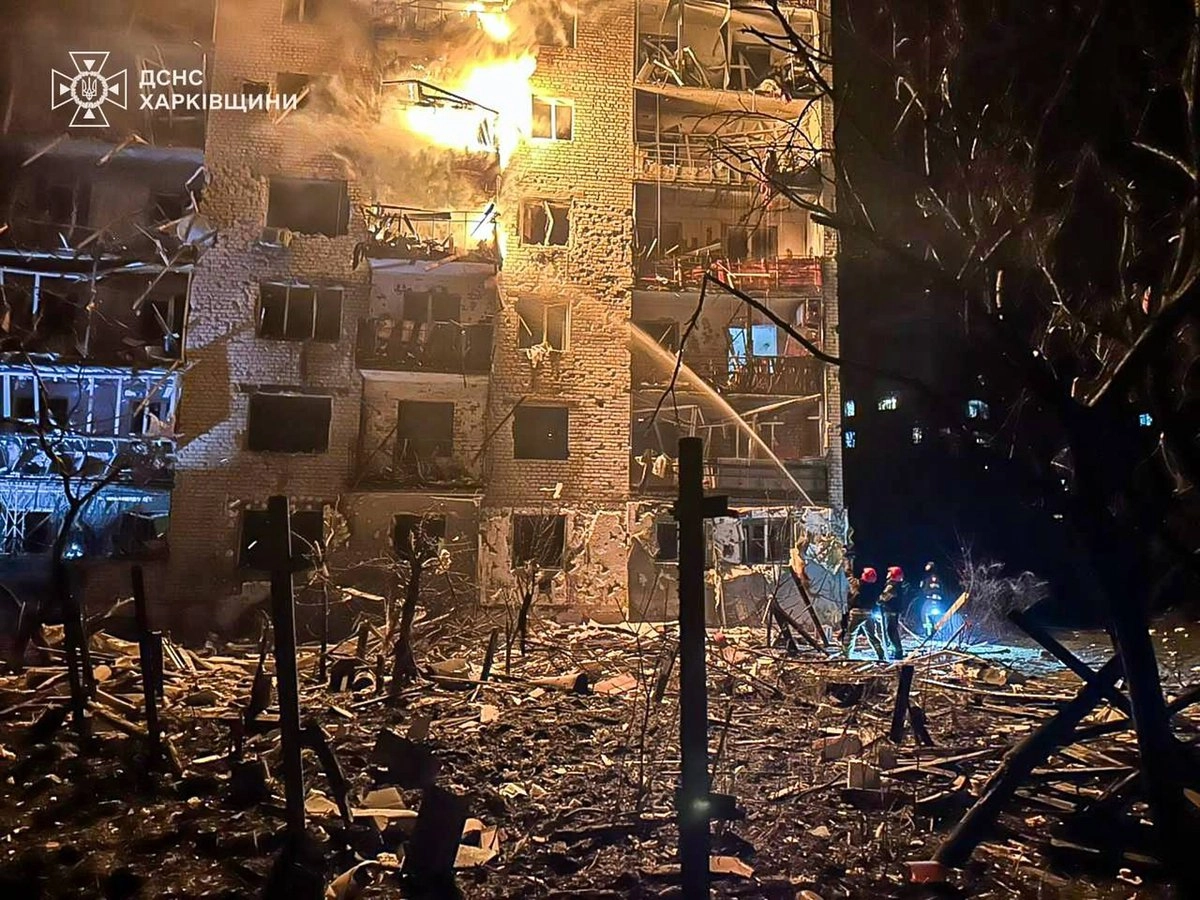 Servicios de emergencia controlan un incendio en un edificio luego de un ataque ruso en Balakliya, en la región de Járkov, Ucrania. Foto 