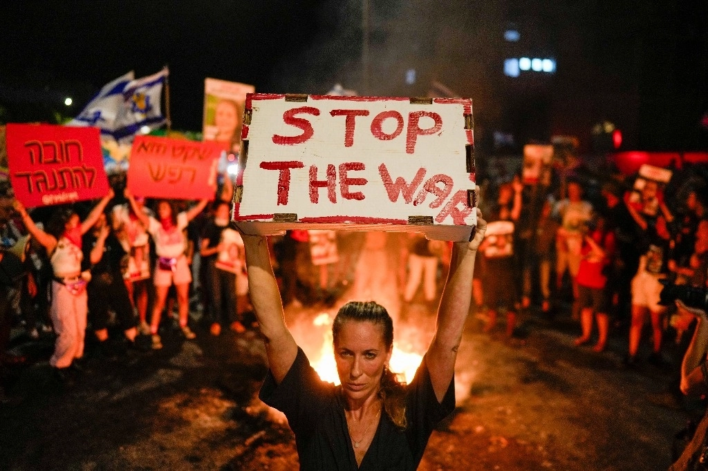 Protestas en Tel Aviv contra el premier Benjamin Netanyahu para exigir la liberación de rehenes retenidos por Hamas en la franja de Gaza. Foto Ap