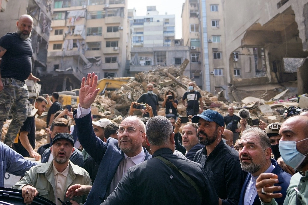 El presidente del parlamento iraní, Mohammad Bagher Qalibaf (segundo a la izquierda) visitó el lugar del ataque aéreo israelí del jueves en Beirut, Líbano. Foto Ap 