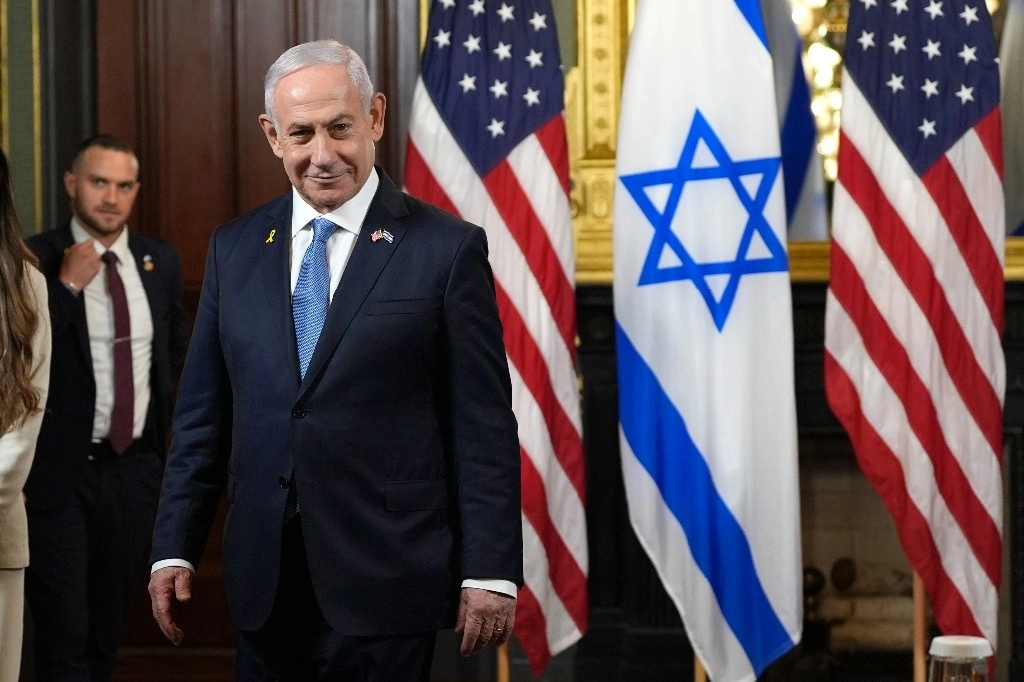 El primer ministro israelí, Benjamin Netanyahu, antes de la reunión que sostuvo con la vicepresidenta de EU, Kamala Harris, en la oficina ejecutiva Eisenhower. Foto Ap 