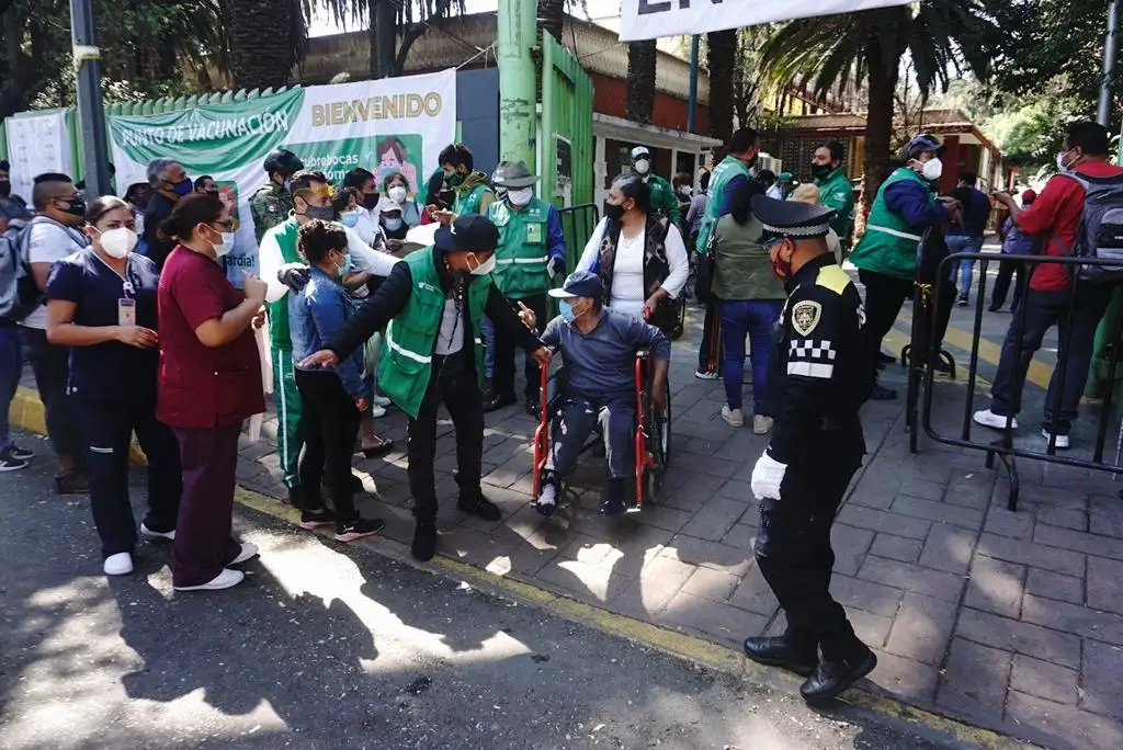 Un adulto mayor sale del Deportivo Xochimilco después de recibir la vacuna contra Covid-19, en la Ciudad de México, el 5 de marzo de 2021. Foto Pablo Ramos

