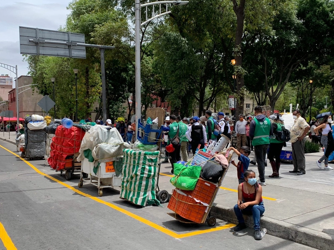Comerciantes en la zona del Centro Histórico de la Ciudad de México. Foto Alfredo Domínguez / Archivo
