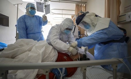 En la imagen, atención a un infectado en un hospital de Wuhan. Foto Ap