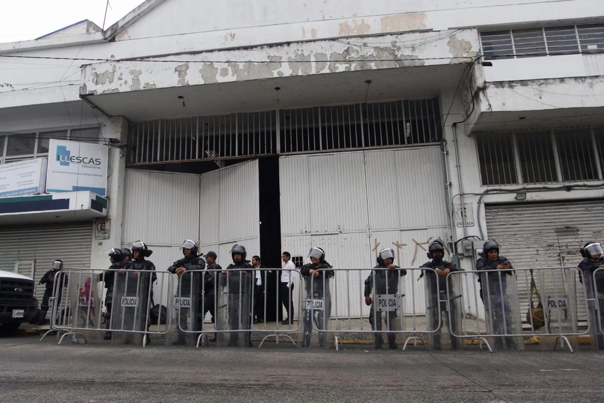 Los paquetes electorales que se abrirán para hacer el recuento de votos, de la elección municipal de Poza Rica, Veracruz,  permanecen bajo resguardo en oficina de la OPLE, en Jalapa. Foto