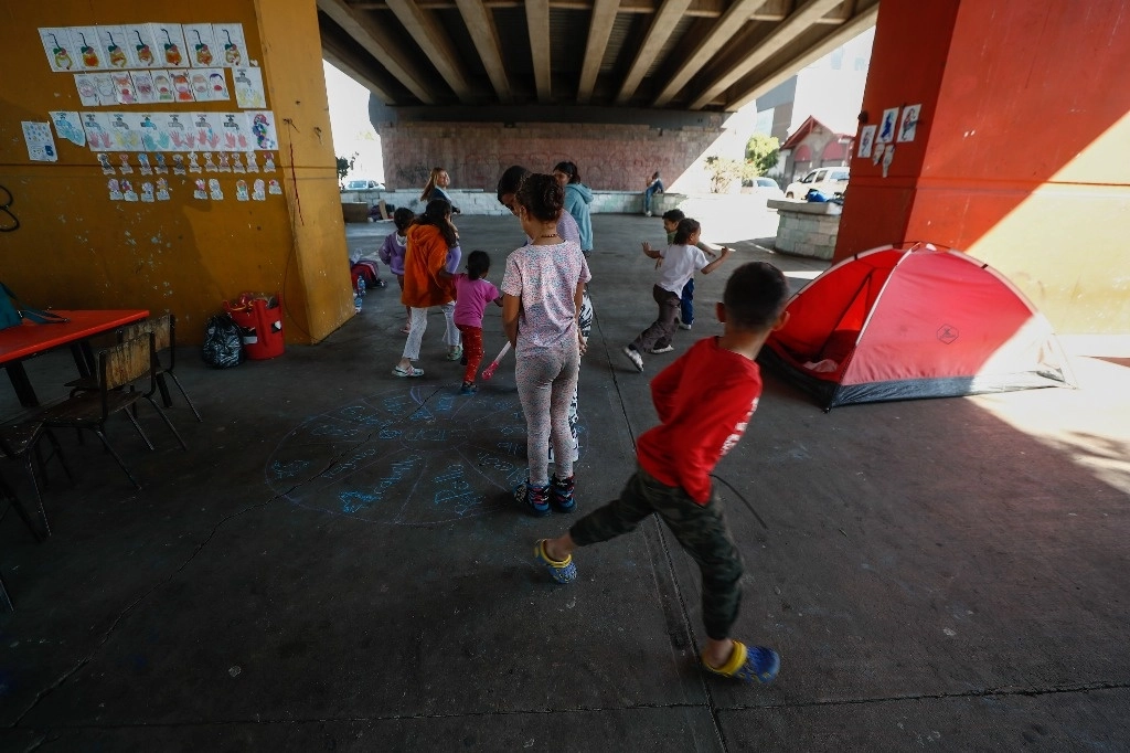 Los menores “se liberan de todo lo que han pasado” durante las cuatro horas que acuden a la “escuelita” en el campamento. Foto Víctor Camacho 