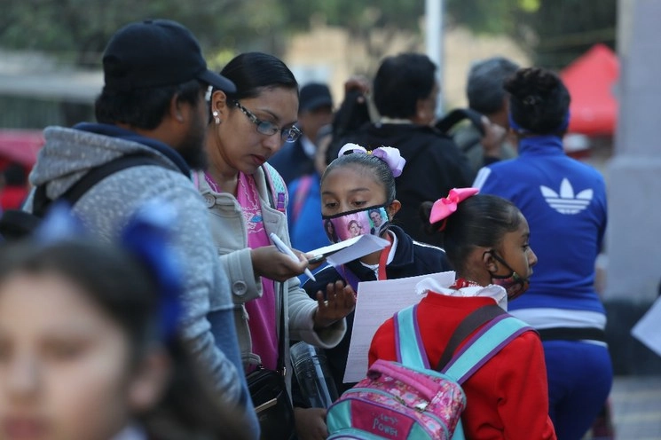 Escenas cotidianas afuera de una escuelas primaria antes del cierre obligado por la pandemia del Covid-19. Foto Yazmín Ortega Cortés