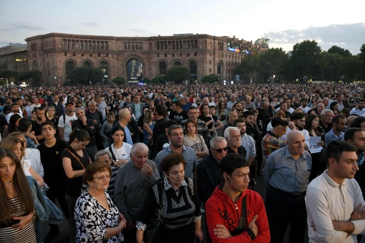 Los armenios participan en una manifestación frente a la Casa de Gobierno en Ereván, el 21 de septiembre de 2023. Foto Afp