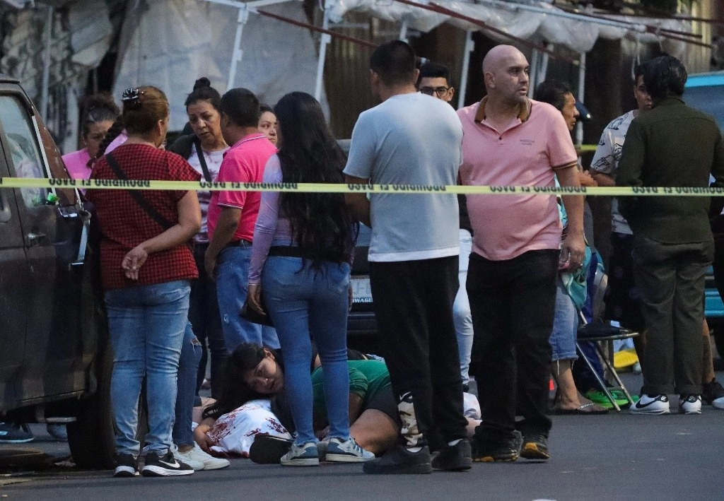 Los hombres se encontraban en un puesto semifijo de venta de ropa de segunda mano, cuando fueron agredidos por disparos de arma de fuego. Foto Víctor Camacho