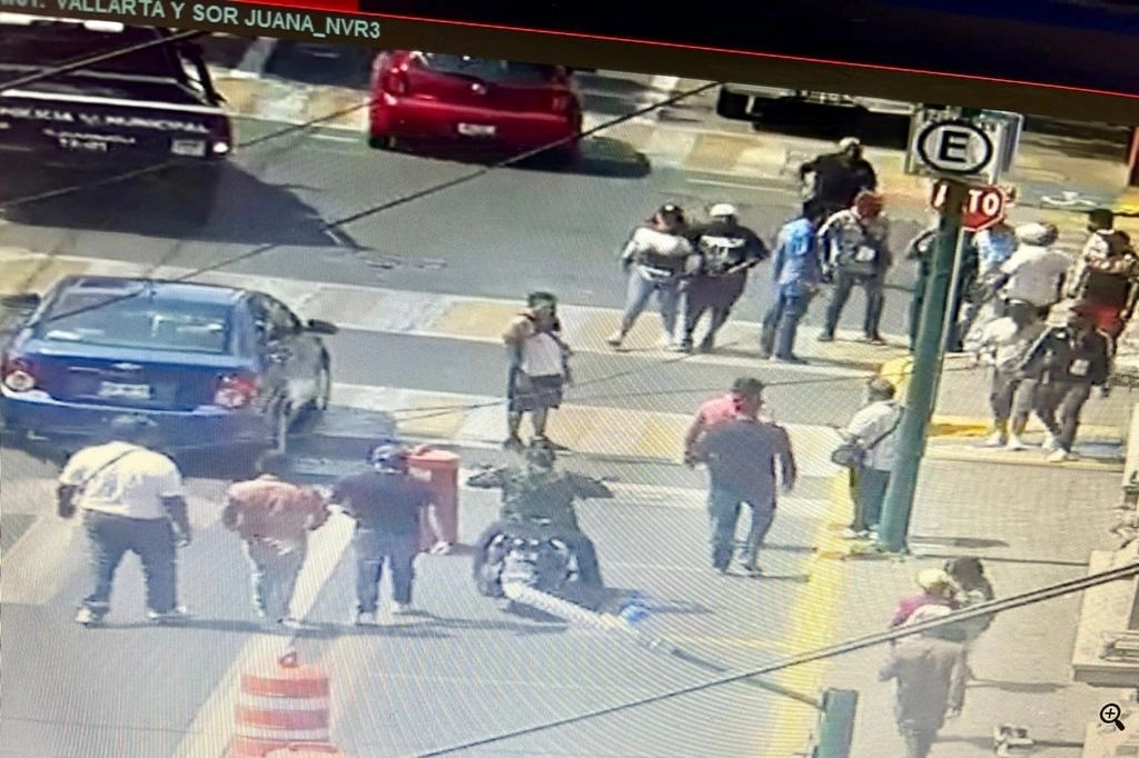 El gobierno de Tlalnepantla informó que comerciantes protestaban frente al Palacio Municipal, cuando "uno de los inconformes despojó de su arma de cargo a un policía con la que agredió a tres uniformados y a un civil”. Foto  difundida por la alcaldía de Tlalnepantla  