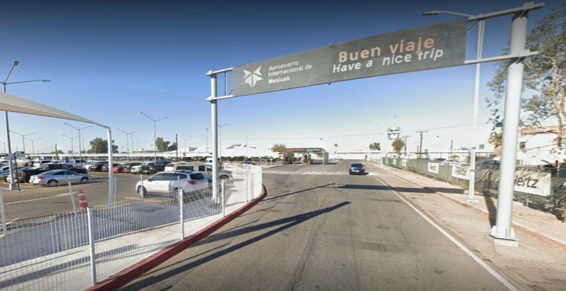 Una balacera en el Aeropuerto Internacional de Mexicali durante la madrugada de este viernes dejó un saldo de un muerto y una mujer herida, informaron fuentes policiaca. En la imagen, la entrada a la terminal áerea. Foto tomada de Google Street View