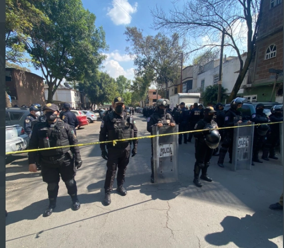 Resguardo policiaco tras la balacera en Azcapotzalco, el 28 de enero de 2022. Foto tomada del Twitter de @luismiguelbaraa